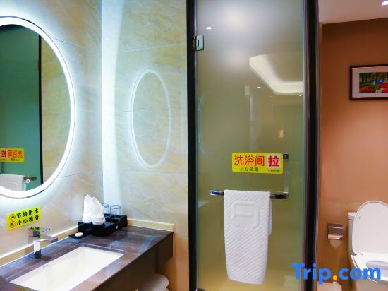 Шиянь: Yijia Grand Hotel
