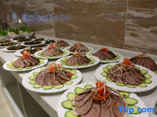 Шиянь: Yijia Grand Hotel