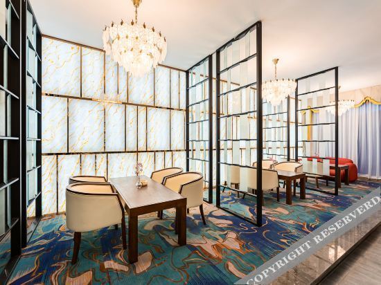 Бово: Red spruce Hotel, Bomi