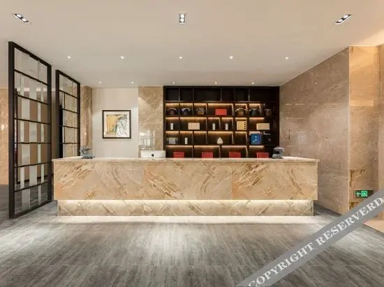 Бово: Red spruce Hotel, Bomi