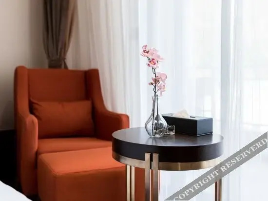 Бово: Red spruce Hotel, Bomi
