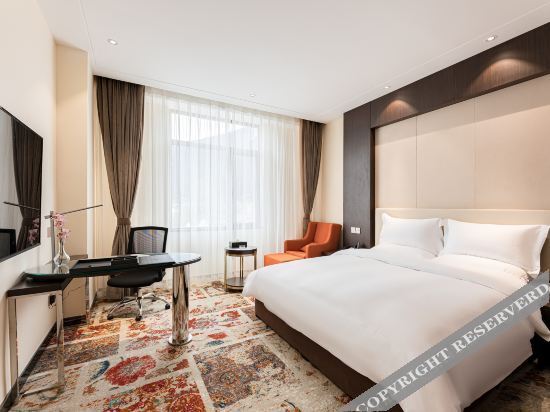 Бово: Red spruce Hotel, Bomi