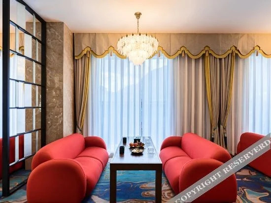 Бово: Red spruce Hotel, Bomi