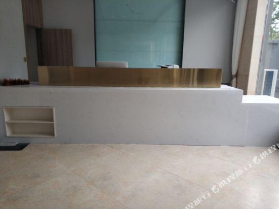 Чжэнчжоу: 7 days superior hotel (Dengfeng passenger terminal)