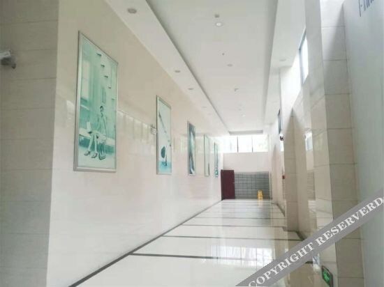 Чжаоцин: Meet Apartment (Dawang Light Rail Station)