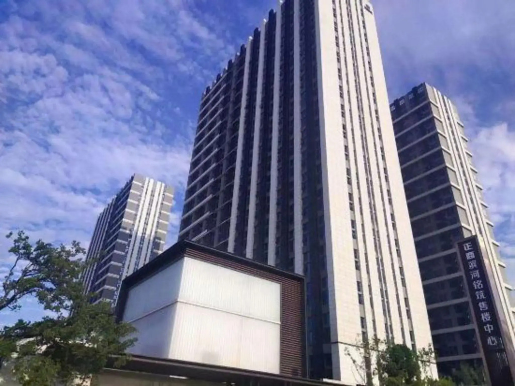 Чжэнчжоу: Le Ju Hotel(Zhengzhou Diehu Park Riverside Metro Station)