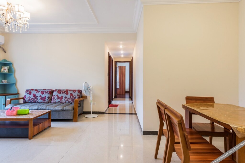 Янгиианг: Yangjiang Hailing Island Chunnuan Huakai Apartment
