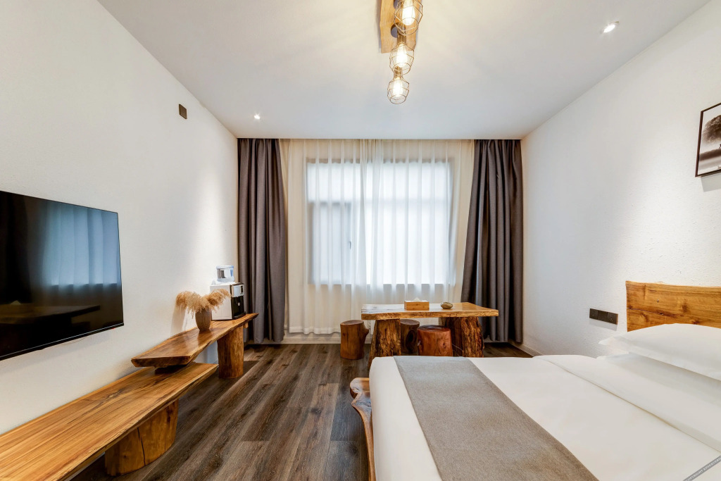 Вэйнань: Floral Hotel · Yueshan residence (Huashan tourist center)
