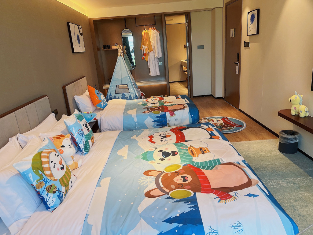 Чжаоцин: Zhaoqing Huawen Four Seasons Hotel