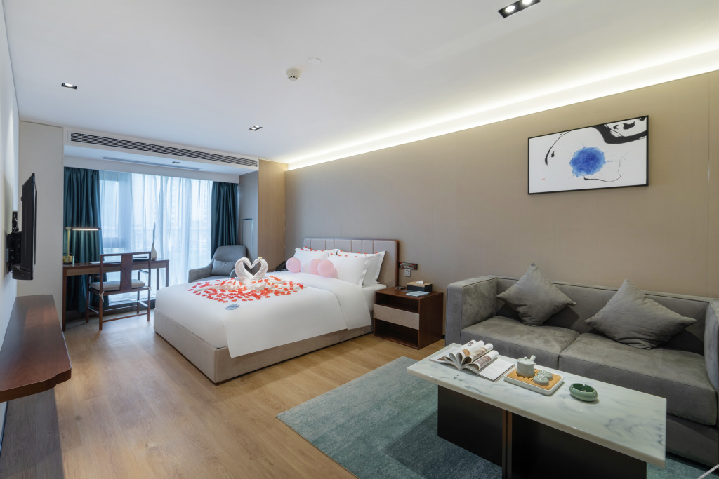 Чжаоцин: Zhaoqing Huawen Four Seasons Hotel
