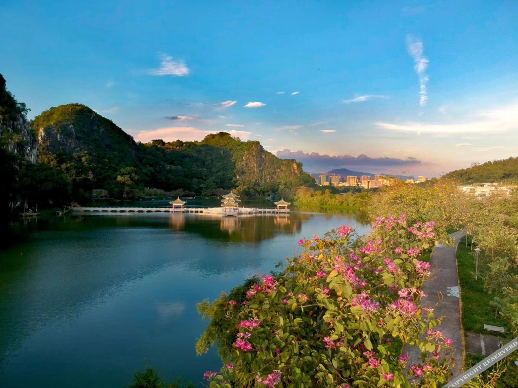 Чжаоцин: Zhaoqing Huawen Four Seasons Hotel