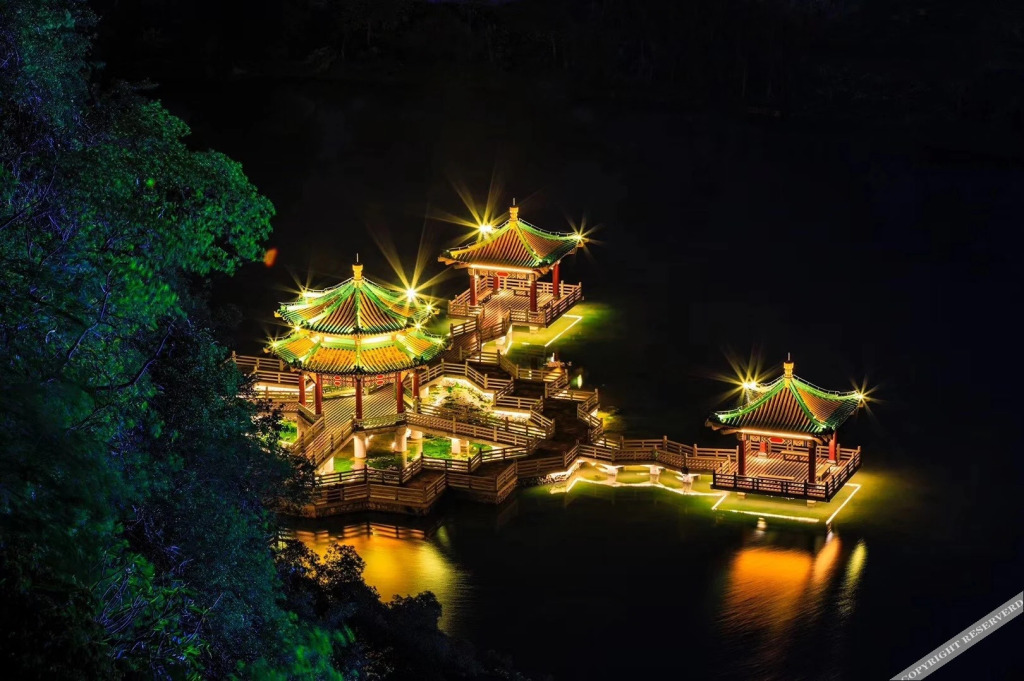 Чжаоцин: Zhaoqing Huawen Four Seasons Hotel
