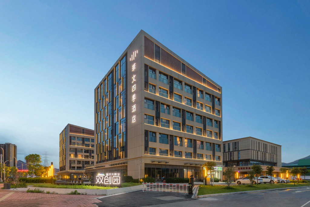 Чжаоцин: Zhaoqing Huawen Four Seasons Hotel