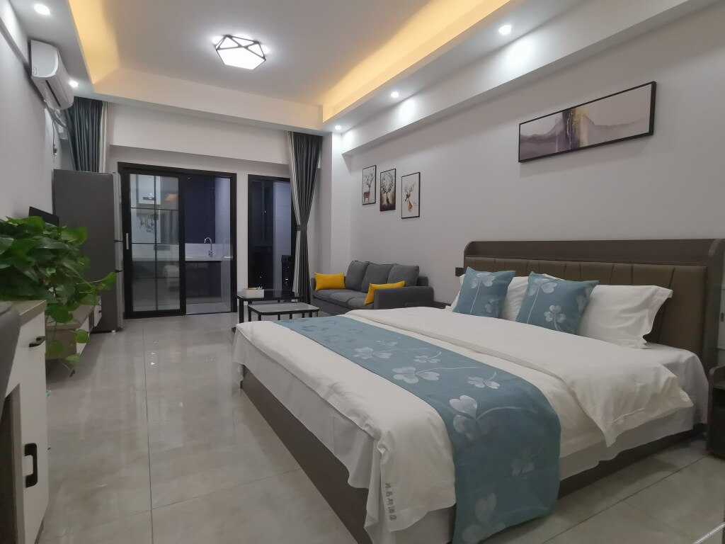 Чанша: Louis Hotel (Moon Island Shazhichuan Aolai)
