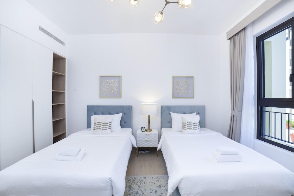 Дубай: Signature 2BR in Port de La Mer