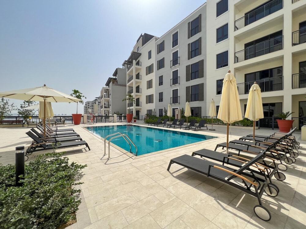 Дубай: Signature 2BR in Port de La Mer