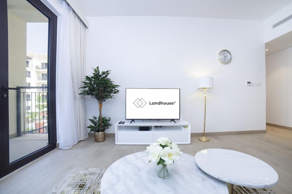 Дубай: Signature 2BR in Port de La Mer