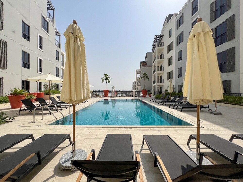 Дубай: Signature 2BR in Port de La Mer
