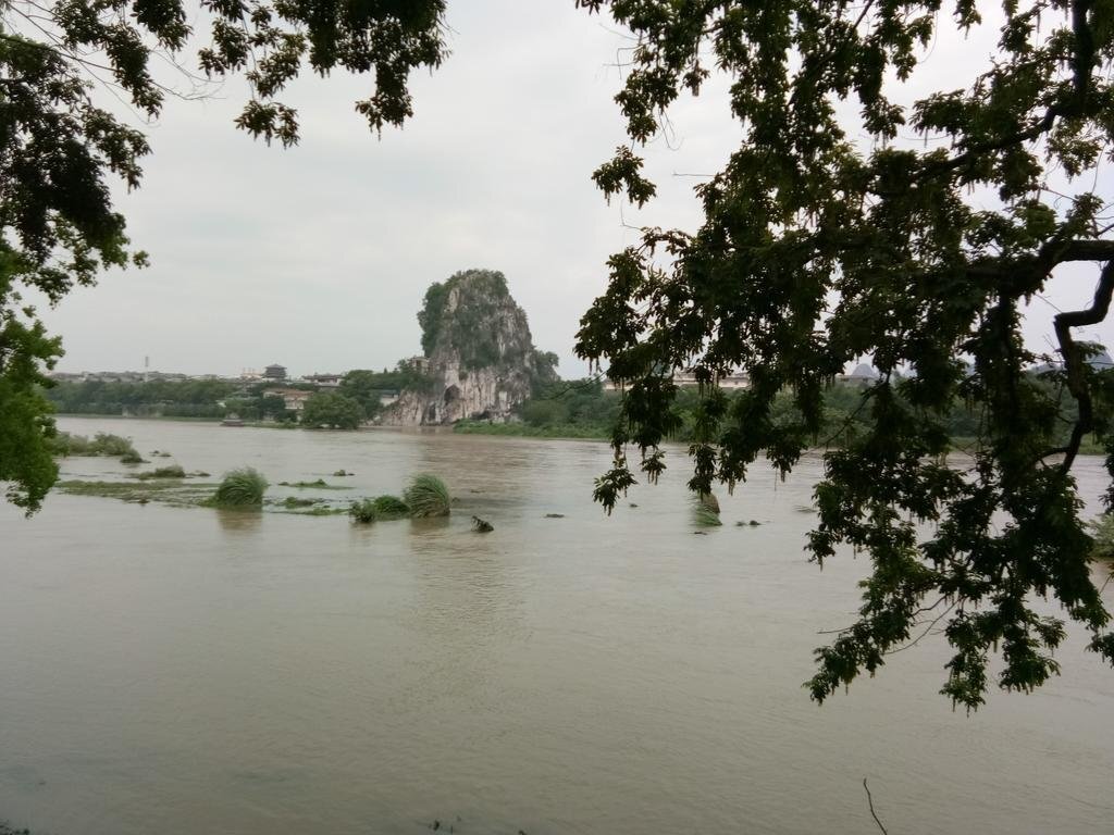 Гуйлинь: Guilin In The Water Side Country House