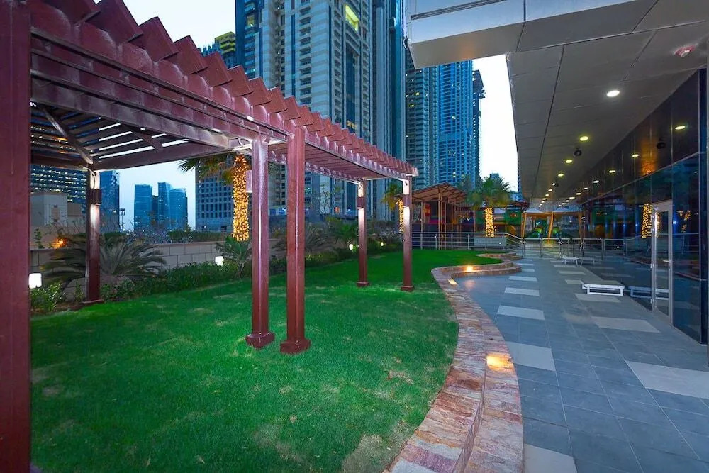 Дубай: Ocean Heights Tower by City Nights