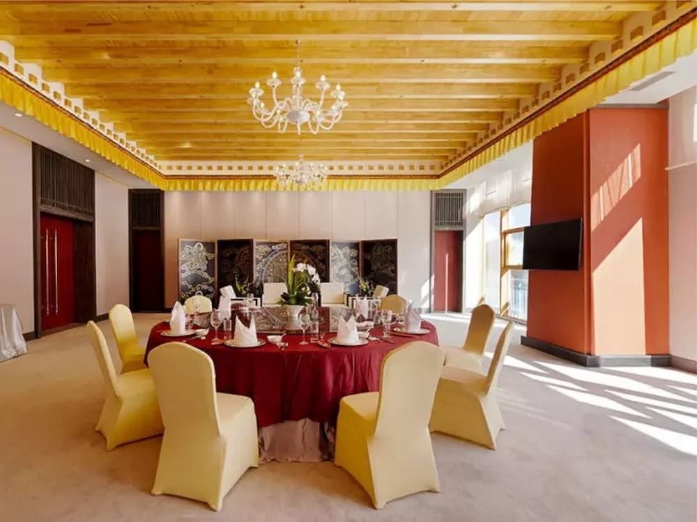 Ньинчи: Evergrande Hotel Nyingchi