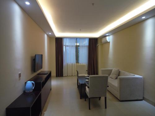 Басуо: Hong Run Business Hotel