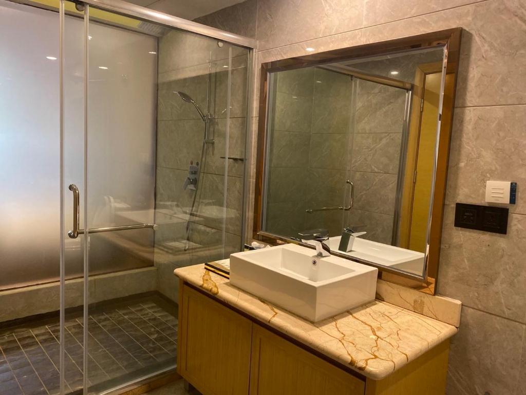 Наньнин: Long Men Shui Du Yang Xin Valley Hot Spring Hotel