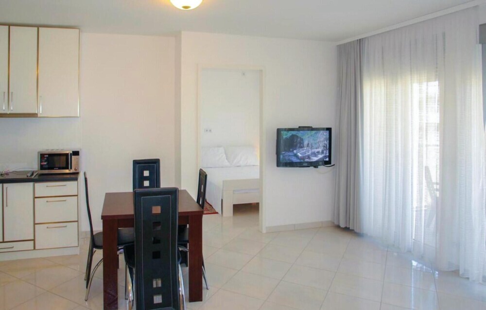 Awesome Home in Budva With Wifi, 2 Bedrooms and Outdoor Swimming Pool — фото 2