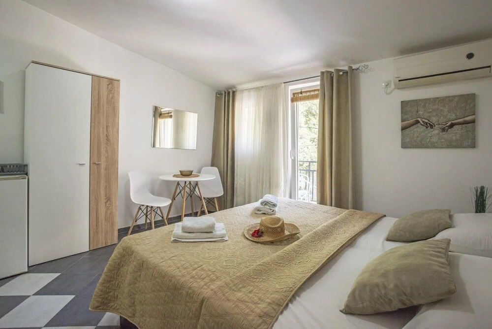 Chic Studio Flat With Balcony Near Beach in Tivat — фото 2