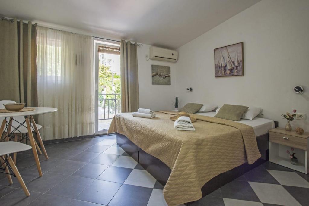 Chic Studio Flat With Balcony Near Beach in Tivat — фото 6