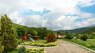 Каменномостский: Отель Графская Поляна