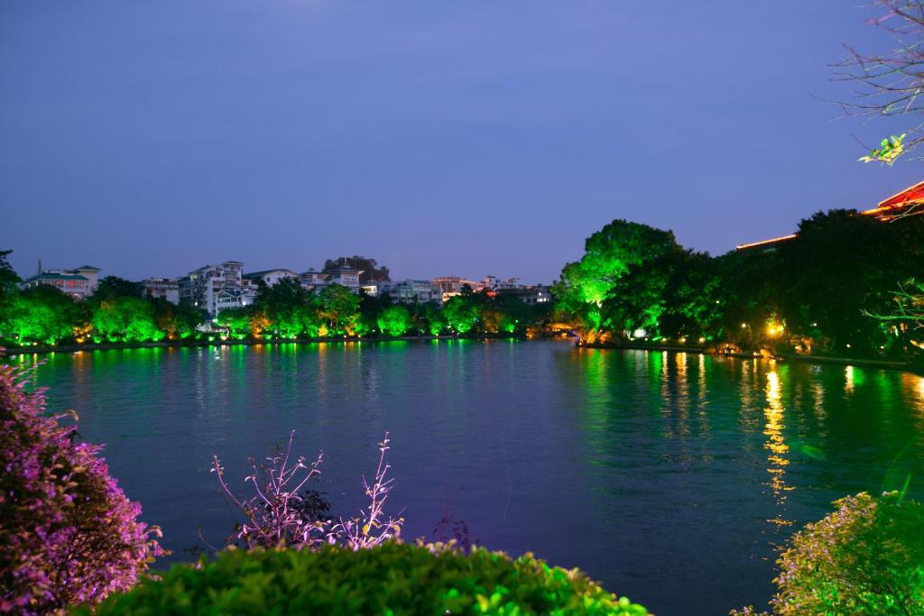 Гуйлинь: Guilin Daifeng Lake House