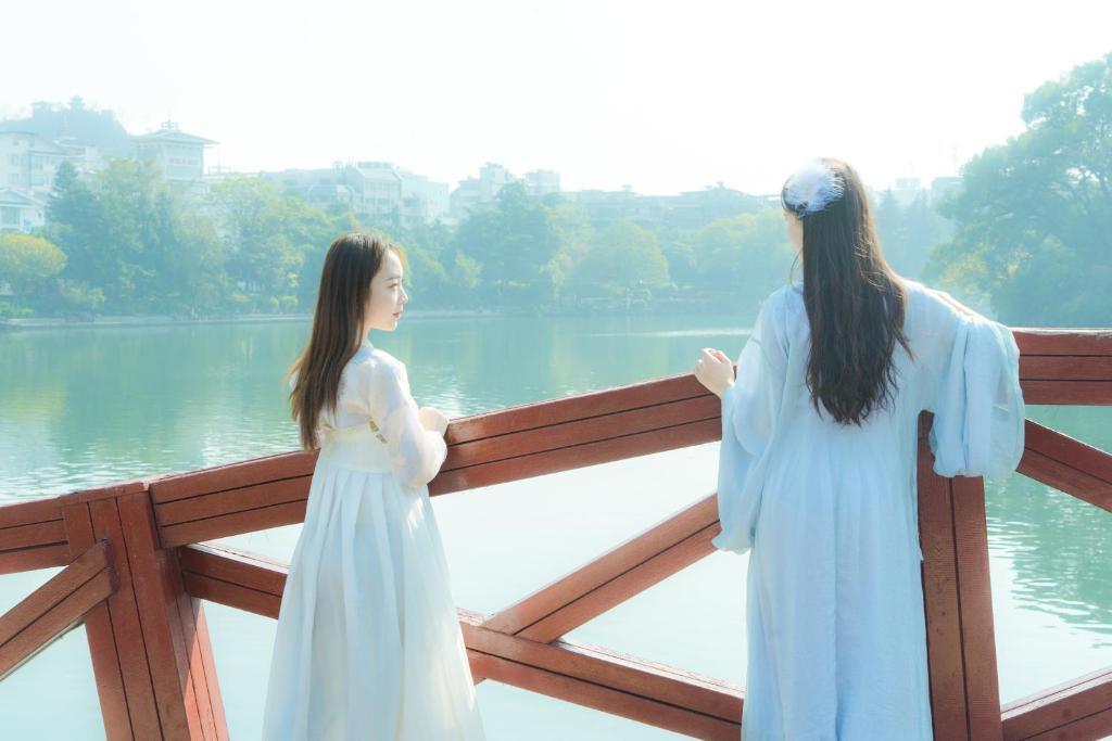 Гуйлинь: Guilin Daifeng Lake House