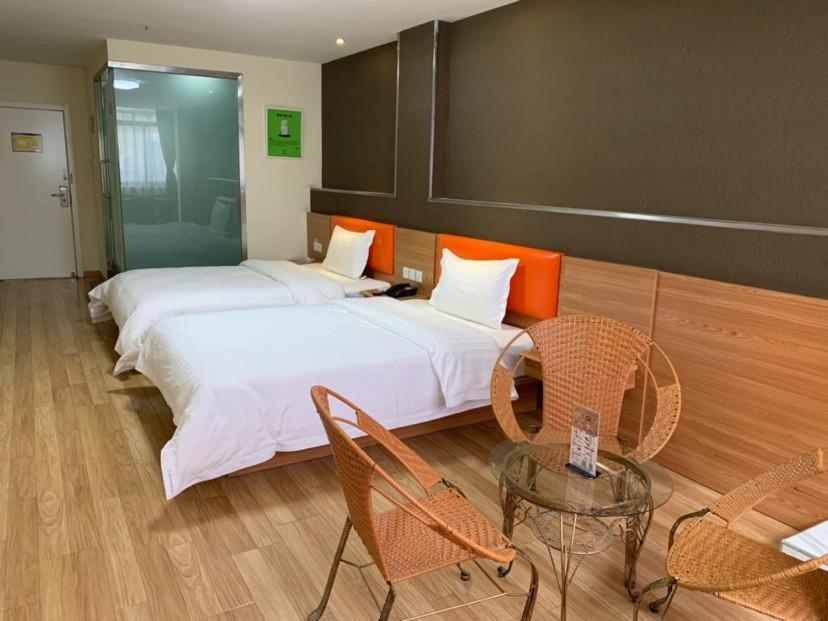 Фуян: 7Days Inn Yingshang Lan-Star building materials market