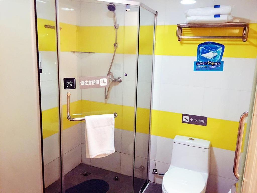 Цзуньи: 7Days Inn ZunYi Railway Station