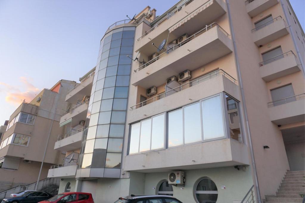 One bedroom apartment with sea view in Budva — фото 1