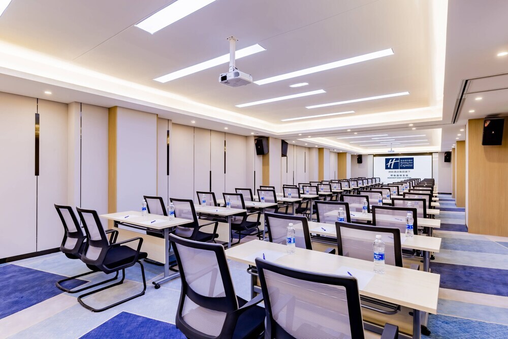Хух-Хото: Holiday Inn Express Hohhot East Station, an IHG Hotel