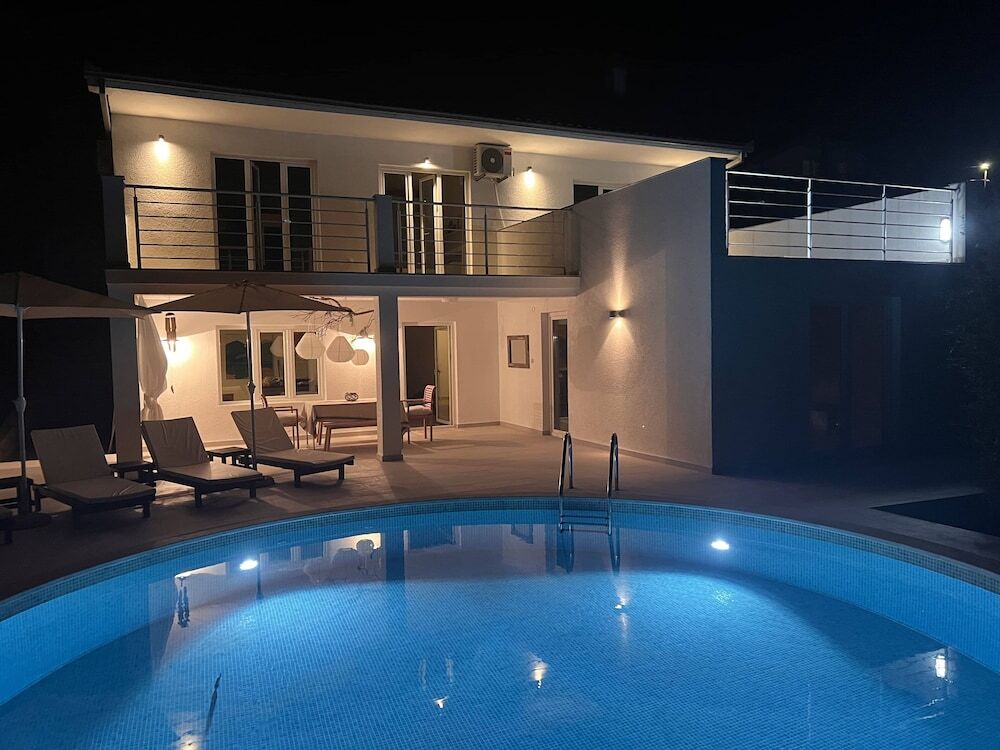 Деновичи: Remarkable 4-bed Villa in Denovici