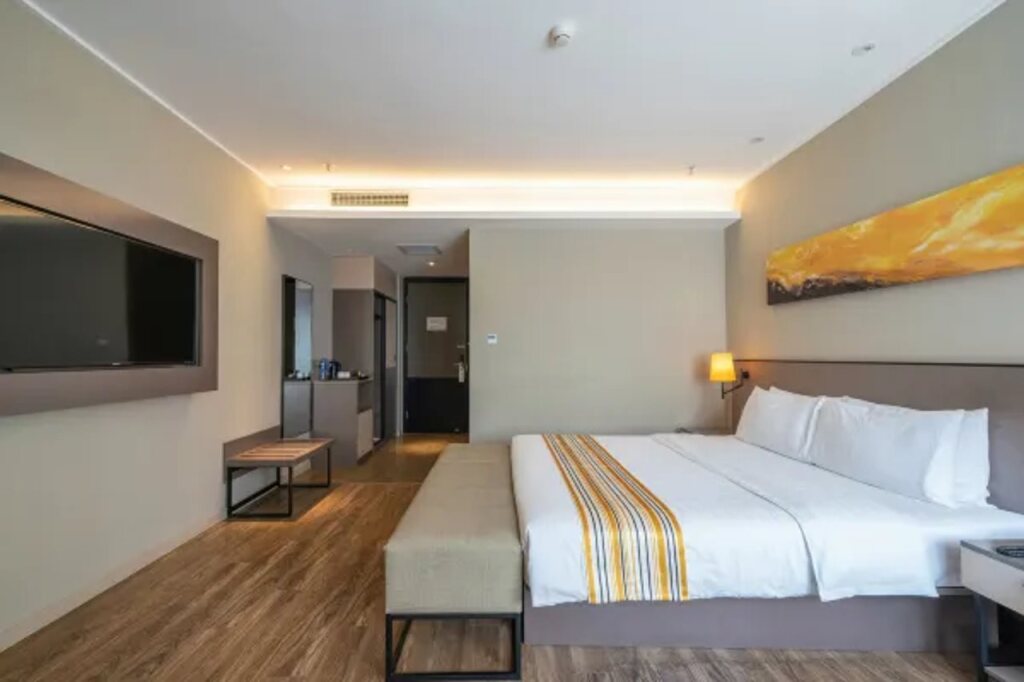 Шэньян: Home Inn Plus (Shenyang Sanhao Street Shengjing Hospital)