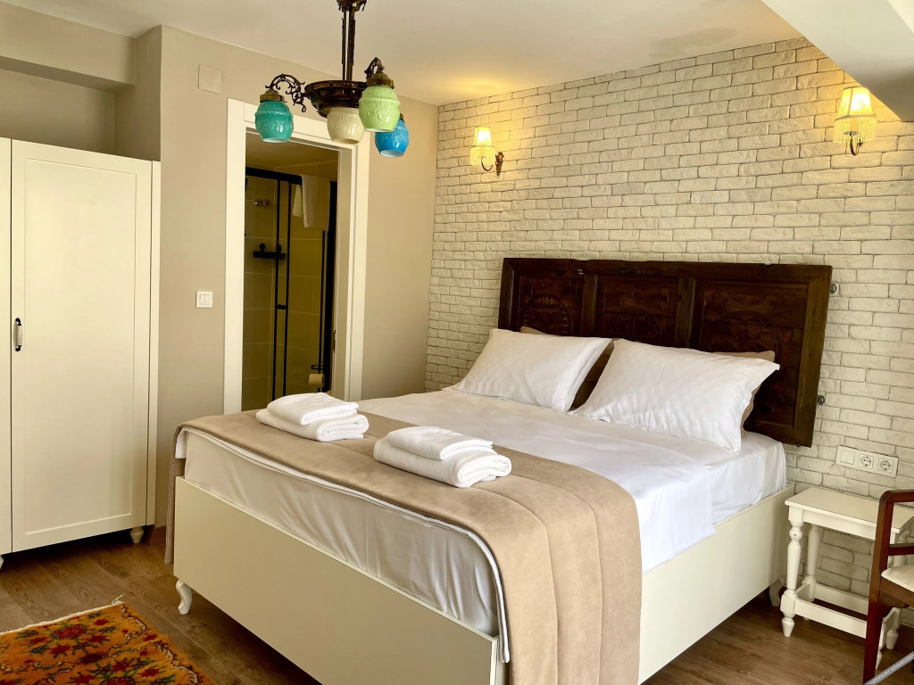 Урла: 1870 Tas Konak Otel Sanat Sokagi