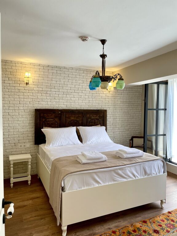 Урла: 1870 Tas Konak Otel Sanat Sokagi