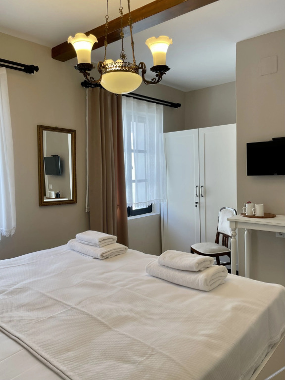Урла: 1870 Tas Konak Otel Sanat Sokagi