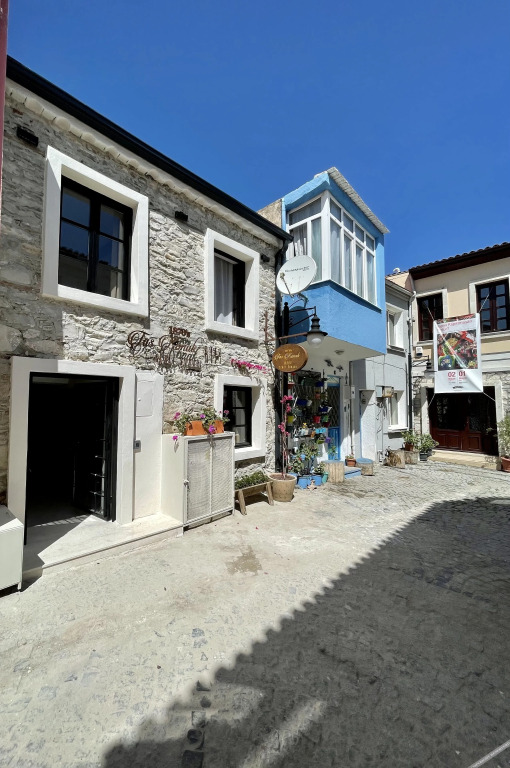 Урла: 1870 Tas Konak Otel Sanat Sokagi
