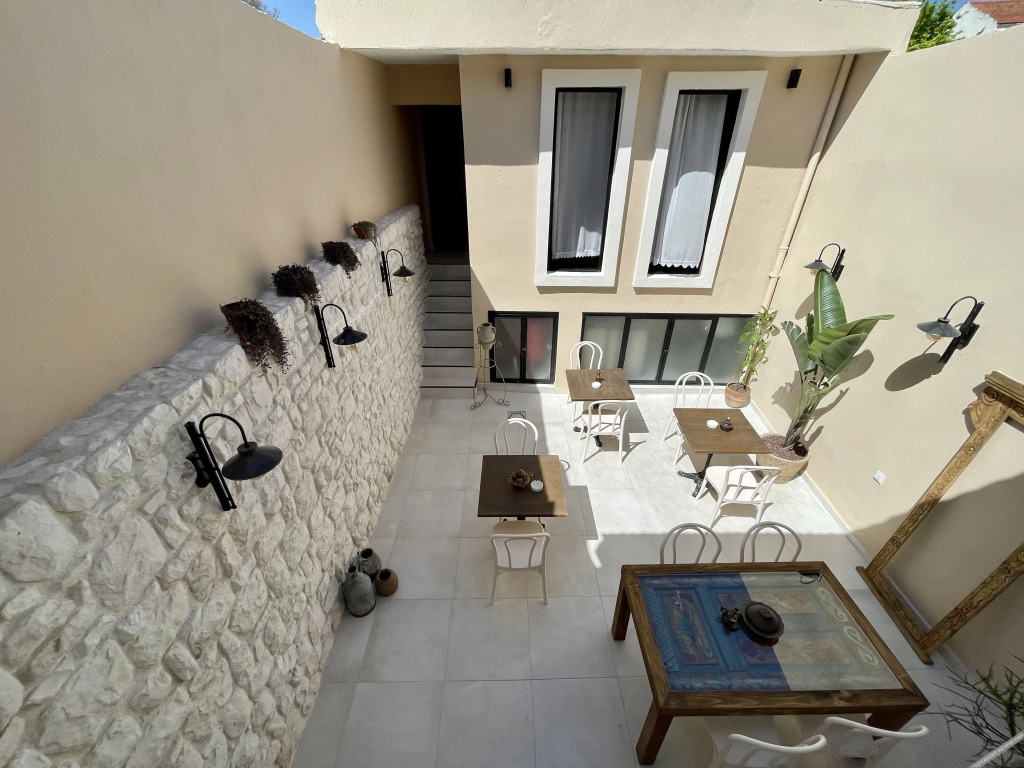 Урла: 1870 Tas Konak Otel Sanat Sokagi