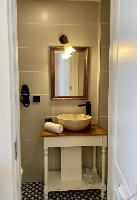 Урла: 1870 Tas Konak Otel Sanat Sokagi