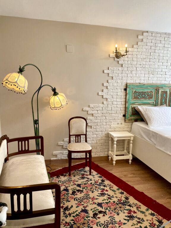 Урла: 1870 Tas Konak Otel Sanat Sokagi