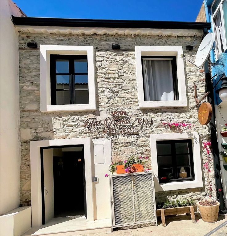 Урла: 1870 Tas Konak Otel Sanat Sokagi