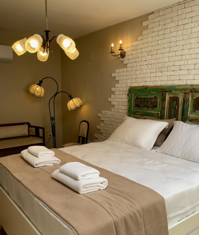 Урла: 1870 Tas Konak Otel Sanat Sokagi