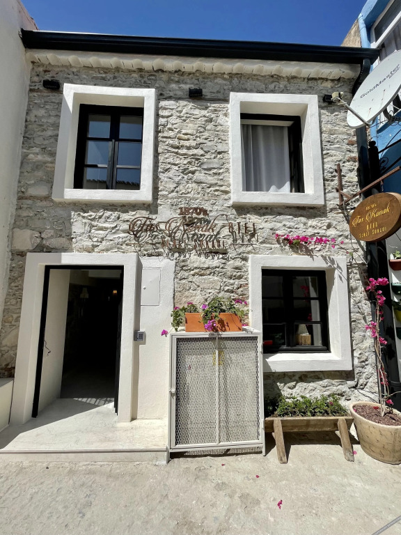 Урла: 1870 Tas Konak Otel Sanat Sokagi