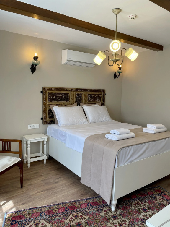 Урла: 1870 Tas Konak Otel Sanat Sokagi